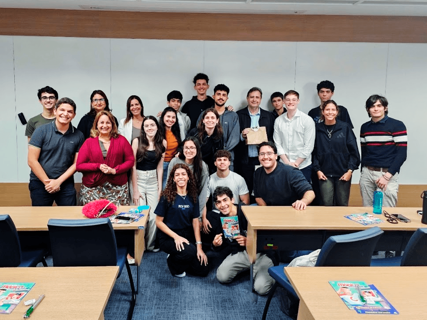 Membros do DAA com estudantes e professores da FGV EBAPE
